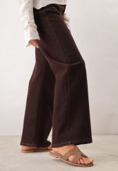 Brązowe Klapki VICES Casual z Kwadratowym Noskiem i Wycięciami Zepaela. Brązowe klapki damskie Born2be, bez wzorów, z jeansu, casualowe, bez obcasa, na płaskiej podeszwie, bez zapięcia. Za 69.99 zł.