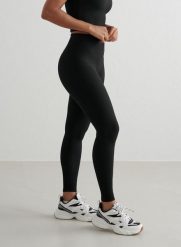Damskie legginsy szybkoschnące, wysoki stan, kieszonka Ribbed Performance czarne. Czarne legginsy damskie Aim'n, bez wzorów, z elastanu. Za 254.00 zł.