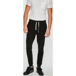 Jack & Jones - Spodnie. Czarne spodnie materiałowe męskie Jack & Jones, bez wzorów, z bawełny. W wyprzedaży za 89.90 zł.