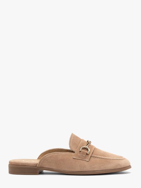 Welurowe klapki typu mule z ozdobą. Brązowe klapki damskie Ryłko, z aplikacjami, ze skóry, z okrągłym noskiem, bez obcasa, na obcasie, bez zapięcia. W wyprzedaży za 249.99 zł.