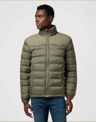 MESKA KURTKA WRANGLER PACKABLE PUFFER DUSTY OLIVE 112371449. Zielone kurtki męskie Wrangler, na zimę, xxl, bez wzorów, bez kaptura. Za 359.99 zł.
