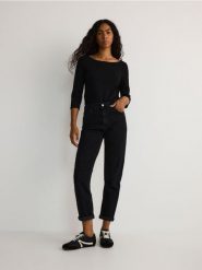 Jeansy boyfriend slim - czarny. Czarne jeansy damskie Reserved, bez wzorów, z bawełny. W wyprzedaży za 99.99 zł.