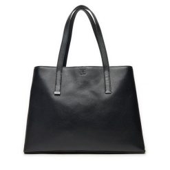 Torebka Calvin Klein. Czarne torebki do ręki damskie Calvin Klein, bez wzorów, bez dodatków. Za 439.99 zł.