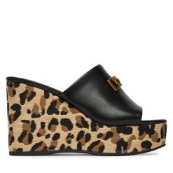 Klapki Guess. Czarne klapki damskie Guess, z aplikacjami, bez obcasa, bez zapięcia. Za 549.99 zł.