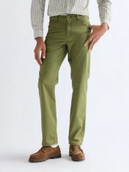 MESKIE SPODNIE WRANGLER TEXAS CAPULET OLIVE 112377794. Zielone spodnie materiałowe męskie Wrangler, bez wzorów, z materiału. Za 189.99 zł.