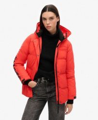 Parka z kapturem ocieplana na miasto. Czerwone parki damskie Superdry, l, bez wzorów, z nylonu, z kapturem. Za 433.30 zł.