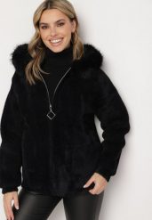 Czarna Bluza z Wełną Kapturem i Kieszeniami Zdobiona Futrem Yasiti. Czarne bluzy damskie Born2be, l, z aplikacjami, z jeansu, eleganckie, bez ramiączek, z kapturem. Za 219.99 zł.