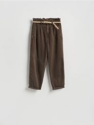 Jeansy paperbag z paskiem - brązowy. Brązowe jeansy damskie Reserved, bez wzorów, z bawełny. Za 149.99 zł.