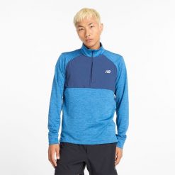 Bluza męska New Balance MT43204HEB – niebieska. Niebieskie bluzy męskie New Balance, m, bez wzorów, z materiału, bez ramiączek, bez kaptura. Za 169.99 zł.
