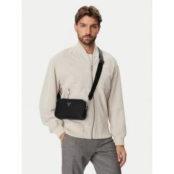 Saszetka Guess. Czarne saszetki i nerki męskie Guess, z aplikacjami. Za 291.99 zł.
