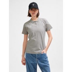 Damska koszulka polo Hummel Travel. Szare bluzki damskie Hummel, bez wzorów, bez kołnierzyka, bez ramiączek. W wyprzedaży za 141.50 zł.