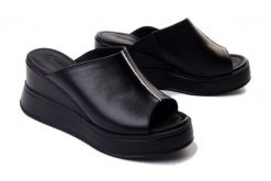 ARTIKER RELAKS 52C0470 czarny, klapki damskie. Czarne klapki damskie Artiker Relaks, na lato, bez wzorów, ze skóry, bez obcasa, na koturnie, bez zapięcia. Za 239.90 zł.