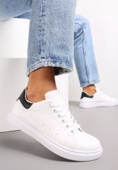 Biało-Czarne Płaskie Sneakersy ze Sznurowaniem Karlei. Białe obuwie sportowe damskie Renee, bez wzorów, bez zapięcia. Za 59.99 zł.