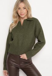 Zielony Sweter o Krótkim Kroju z Kołnierzykiem i Dekoltem w Serek Valentarisa. Zielone swetry nierozpinane damskie Born2be, bez wzorów, z bawełny, eleganckie, bez kołnierzyka, bez ramiączek. Za 139.99 zł.