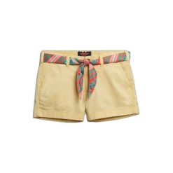 Krótkie klasyczne chinosy damskie Superdry. Żółte szorty damskie Superdry, bez wzorów, eleganckie. Za 235.60 zł.