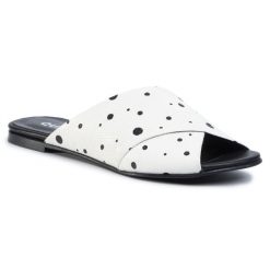 Klapki QUAZI. Białe klapki damskie QUAZI, bez wzorów, bez obcasa, bez zapięcia. Za 239.99 zł.