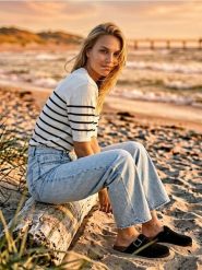 Sweter z krótkim rękawem w paski - biały. Białe swetry nierozpinane damskie Sinsay, l, bez wzorów, bez kołnierzyka, bez ramiączek. Za 29.99 zł.