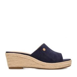 Klapki Beverly Hills Polo Club. Niebieskie klapki damskie Beverly Hills Polo Club, bez wzorów, bez obcasa, bez zapięcia. Za 224.99 zł.
