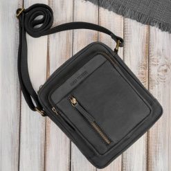 Listonoszka męska saszetka skórzana czarna vintage IM-01-HBL. Czarne saszetki i nerki męskie bez wzorów, ze skóry, matowe. Za 169.00 zł.