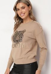 Beżowy Sweter z Wiskozą Ozdobiony Napisem i Naszywką z Cyrkoniami Liliran. Brązowe swetry nierozpinane damskie Born2be, z aplikacjami, z jeansu, eleganckie, bez kołnierzyka, bez ramiączek. Za 129.99 zł.