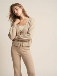 Sweter z ozdobnym wiązaniem - beżowy. Brązowe swetry nierozpinane damskie Sinsay, l, bez wzorów, bez kołnierzyka, bez ramiączek. Za 49.99 zł.