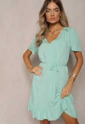Zielona Sukienka o Pudełkowym Kroju z Paskiem w Talii i Falbaną Credela. Zielone sukienki damskie Renee, na co dzień, l, bez wzorów, eleganckie, bez kołnierzyka, bez ramiączek, mini, dopasowane. Za 39.99 zł.