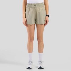 Spodenki damskie Odlo ZEROWEIGHT 4 INCH Short. Białe szorty damskie ODLO, bez wzorów, sportowe. W wyprzedaży za 242.99 zł.