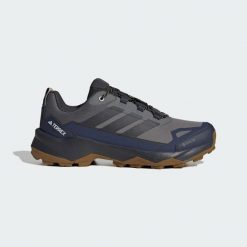 Buty trekkingowe Terrex Skychaser AX5 GORE-TEX. Niebieskie trekkingi męskie Adidas, z gore-texu, bez zapięcia. Za 529.00 zł.