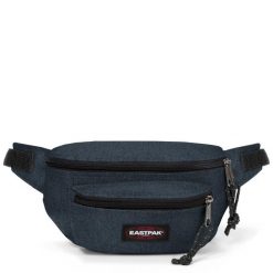 Torba sportowa unisex Eastpak Doggy Bag Triple Denim. Niebieskie torby sportowe męskie Eastpak, bez wzorów, z denimu. Za 182.00 zł.