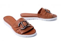 PIAZZA 900122-21 tan, klapki damskie. Brązowe klapki damskie Piazza, na lato, bez wzorów, ze skóry, bez obcasa, bez zapięcia. Za 284.90 zł.