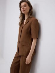 Marynarka z lnem - brązowy. Brązowe marynarki i żakiety damskie Reserved, bez wzorów, z wiskozy, bez kołnierzyka, bez ramiączek. Za 179.99 zł.