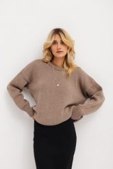 WEŁNIANY SWETER PRINCE MOCCA One size - Flawless. Swetry nierozpinane damskie Flawless, na wiosnę, bez wzorów, z materiału, biznesowe, bez kołnierzyka, bez ramiączek. Za 552.50 zł.
