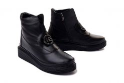 ARTIKER RELAKS 53C1026 czarny, botki damskie. Czarne botki damskie Artiker Relaks, na zimę, bez wzorów, ze skóry, bez obcasa, na koturnie, bez zapięcia. Za 449.90 zł.