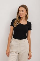 T-SHIRT MARGO CZARNY XS - Flawless. Czarne t-shirty damskie Flawless, xs, bez wzorów, z dresówki, biznesowe, bez kołnierzyka, bez ramiączek. Za 210.00 zł.