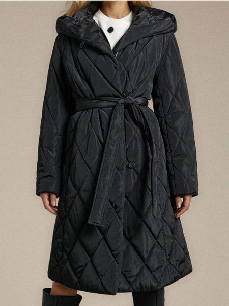 Pikowany płaszcz z kapturem - czarny. Czarne płaszcze damskie Sinsay, l, bez wzorów, bez kołnierzyka, z kapturem. Za 139.99 zł.