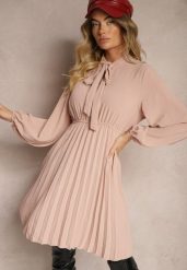 Różowa Plisowana Sukienka o Eleganckim Kroju z Wiązaniem przy Dekolcie i Gumką w Pasie Belorinda. Czerwone sukienki damskie Renee, na co dzień, bez wzorów, eleganckie, bez kołnierzyka, bez ramiączek, mini, kopertowe. Za 59.99 zł.