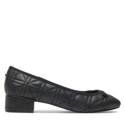 Półbuty Steve Madden. Czarne półbuty damskie Steve Madden, bez wzorów, bez obcasa, na płaskiej podeszwie, bez zapięcia. Za 279.99 zł.