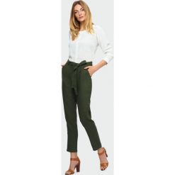 Oliwkowe spodnie z paskiem. Zielone szorty damskie Greenpoint, bez wzorów, ze lnu. Za 79.99 zł.