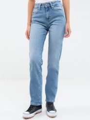 Jeansy damskie z prostą nogawką jasnoniebieskie Myrra 113. Niebieskie jeansy damskie BIG STAR, bez wzorów, z denimu, klasyczne, z standardowym stanem. Za 329.99 zł.