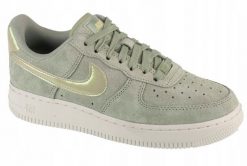 Nike W Air Force 1 07 SE HJ4401-300 Zielone 36,5. Zielone obuwie sportowe damskie Nike, bez wzorów, bez zapięcia. Za 593.46 zł.