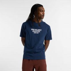 Koszulka męska New Balance MT51526NNY – granatowa. Niebieskie koszulki sportowe męskie New Balance, m, bez wzorów, z bawełny, bez ramiączek. Za 109.99 zł.