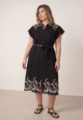 Czarna Rozkloszowana Sukienka Koszulowa z Wiskozy z Haftem i Wiązanym Paskiem Adellis. Czarne sukienki damskie Born2be, na co dzień, na lato, plus size, z aplikacjami, z materiału, boho, bez kołnierzyka, plus size, bez ramiączek, midi, dopasowane. Za 129.99 zł.