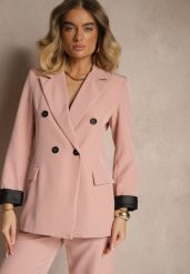 Różowa Taliowana Marynarka Ozdobiona Klapami Evelhiria. Czerwone marynarki i żakiety damskie Renee, bez wzorów, z jeansu, eleganckie, bez kołnierzyka, bez ramiączek. Za 119.99 zł.