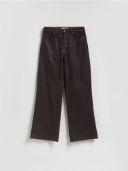 Woskowane jeansy wide leg - mahoniowy. Brązowe jeansy damskie Reserved, bez wzorów, z bawełny. Za 179.99 zł.