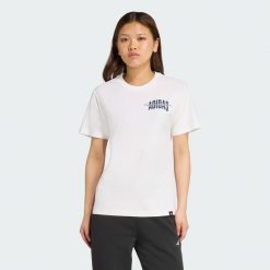 Koszulka z grafiką Collegiate. Białe bluzki damskie Adidas, s, bez wzorów, z bawełny, sportowe, bez kołnierzyka, bez ramiączek. Za 109.00 zł.