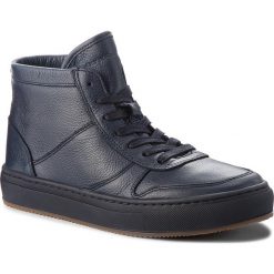 Trzewiki TOMMY HILFIGER - Pebbled Leather Mid FM0FM01683 Midnight 403. Niebieskie botki męskie Tommy Hilfiger, bez wzorów, z materiału, bez obcasa, bez zapięcia. W wyprzedaży za 379.00 zł.