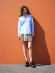 Oversizowa koszula z dodatkiem lyocellu - jasnoniebieski. Niebieskie koszule damskie Reserved, l, bez wzorów, z bawełny, bez kołnierzyka, bez ramiączek. W wyprzedaży za 49.99 zł.