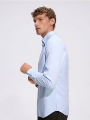 Koszula slim z włóknem bambusowym - jasnoniebieski. Niebieskie koszule męskie Reserved, l, bez wzorów, z tkaniny, bez kołnierzyka, bez ramiączek. Za 139.99 zł.