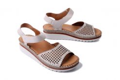 MANITU 910212-08 beige, sandały damskie. Brązowe sandały damskie Manitu, bez wzorów, bez obcasa, na koturnie, bez zapięcia. Za 227.92 zł.