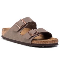 Klapki Birkenstock. Brązowe klapki damskie Birkenstock, bez wzorów, bez obcasa, bez zapięcia. Za 449.99 zł.
